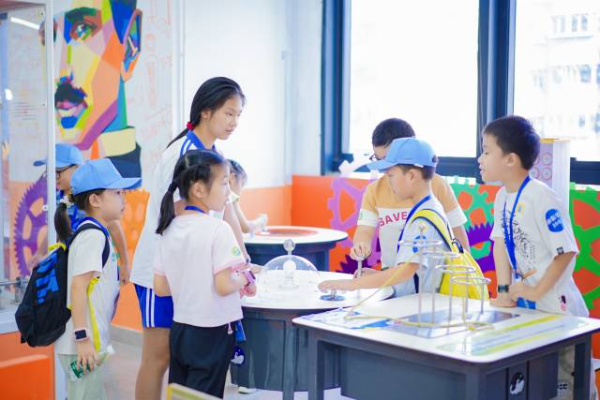 深圳宝安:&ldquo;党群带娃&rdquo;玩转AI科技